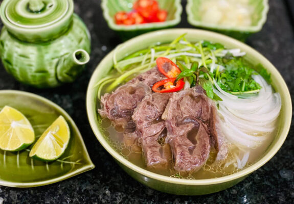 Phở là một món ăn truyền thống của Việt Nam, cũng có thể xem là một trong những món ăn tiêu biểu cho nền ẩm thực nước ta. Để mở quán phở thành công, ngoài những bí quyết kinh doanh, thì chủ của hàng cần thực hiện xin giấy phép/ đăng ký với cơ quan có thẩm quyền.
